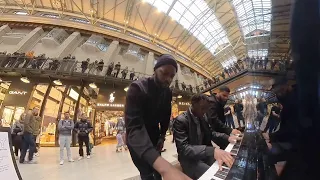 Spontaneous Coldplay medley draws large crowd at the street piano | Fix You/Clocks (6 hands)