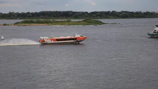 Речное судно на подводных крыльях "Валдай" на реке Волга в Нижнем Новгороде 22.08.2021 г.