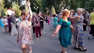 ЛУЧШАЯ ПОДРУГА БЛИЖЕ ЧЕМ СЕСТРА! ТАНЦЫ В ПАРКЕ ГОРЬКОГО ХАРЬКОВ СЧАСТЛИВЫЕ ДНИ