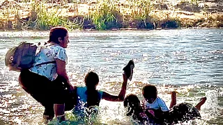 SE RESBALAN, CAEN Y CASI SUELTAN AL NIÑO EN MEDIO DEL #riobravo en la #frontera con los #migrantes