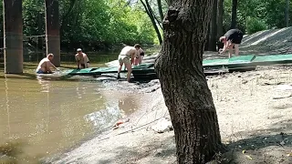 В краевой столице на реке Барнаулка установили уникальный мусороуловитель.