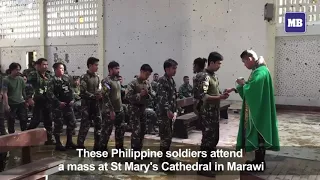 Filipino soldiers attend mass in Marawi