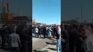 Полиция Дагестана активно стреляет в воздух, пытаясь напугать протестующих!!!