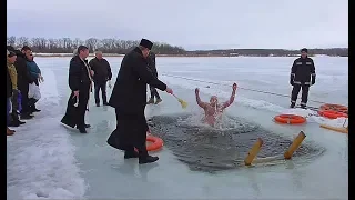 На Харківщині два священика прийшли освятити воду в річці. Раптом з`явився третій…
