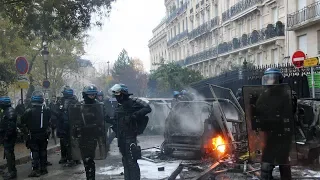 Over a hundred hurt in violent protest in Paris