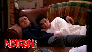 Росс и Джоуи заснули вместе.  Сериал "Друзья" — S07E06