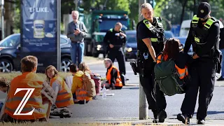 Klimaaktivisten von "Letzte Generation" blockieren Straßen in Berlin