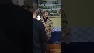 поёт солдат . ты только жди ты жди меня родная