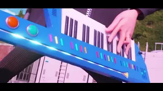 Gru plays Bluecoats keytar solo