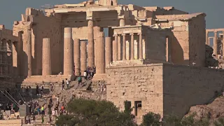 Туристы возвращаются в Грецию, но мешает инфляция
