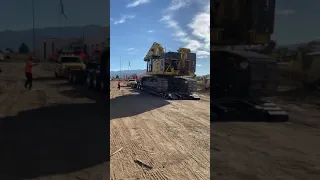 OFFLOADING A KOMATSU PC800