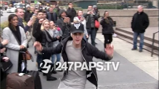 (Exclusive) Justin Bieber SkateBoarding off the steps of MSG in NYC 12-28-14