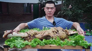 【食味阿远】1000块买了整根牛腿，阿远新烤炉做“烤牛腿”吃，颜色金黄有食欲 | Shi Wei A Yuan