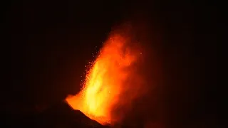 El río de lava arrasa 166 casas en la isla de La Palma de camino hacia el mar