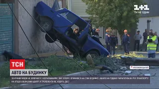 "Москвич" на стіні будинку: у Кропивницькому 30-річний водій не впорався із керуванням