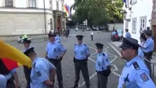 Demonstranten in Prag rufen Merkel hau ab