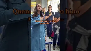 Quando tocava o hino nacional na escola