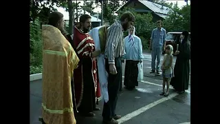 Бесноватый пытается приложиться к Мироточивой иконе св. Царя Мученика Николая. 1999 г.