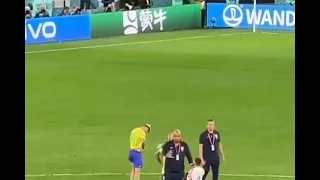 4820. O abração de Neymar ao garotinho croata (Léo Perisic, filho do adversário).