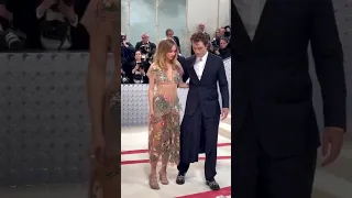 #SukiWaterhouse and #RobertPattinson made a rare appearance tonight at the 2023 #MetGala!