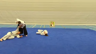 Aikido zur Selbstverteidigung - Zwei Angreifer mit Festhalten der Hände von hinten