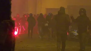 Napoli, tensione in serata: ultras azzurri lanciano fumogeni contro l'hotel che ospita i tedeschi