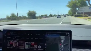 1,99 s 0-60 mph Tesla S Plaid in traffic - Electric Cars TV