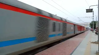 Sealdah Rajdhani VS Howrah Rajdhani Express Passing Dankuni Jn.