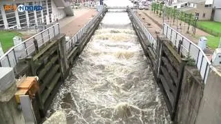 Spuien op Delfzijlster zeesluis levert spectaculaire beelden op - RTV Noord