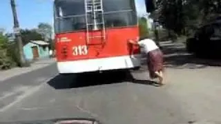 Мега прикол! тупая бабка думает что толкает автобус!.mp4