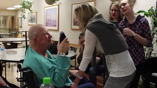 "Look for Me": Daughter sings to dying Marine dad in veteran's hospital