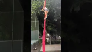 queda da desenrolada / uma e meia no tecido acrobático