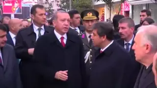 "Terbiyesizler. Cumhurbaşkanı'nı görüyor, hala içmeye devam ediyor"