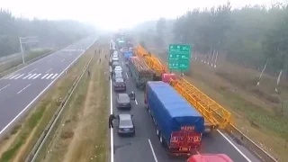 Smog in China caused a long traffic jam