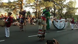 Desfile final del Festival Folclórico de los Pirineos, grupo de Guatemala.