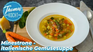 Minestrone - italienische Gemüsesuppe / mit grünem Spargel