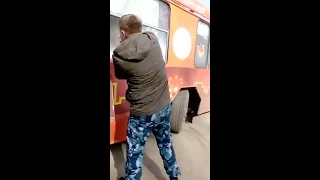 Видео тушения загоревшегося троллейбуса в Кузбассе появилось в Сети