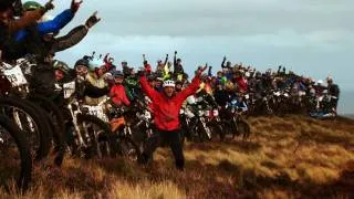 Gee Atherton vs 400 mountain bikers - Red Bull Foxhunt - Downhill MTB race