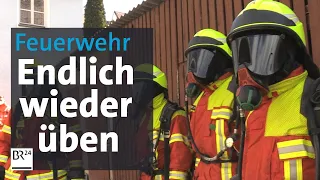 Im Dunkeln und mit Atemschutzgerät: Feuerwehr-Übung im umgebauten Kuhstall | BR24