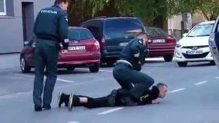 Lithuanian policeman catch criminal (english subtitles)