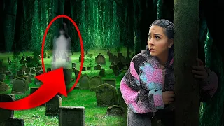 NOS PERSIGUE UNA MUJER DE BLANCO EN EL CEMENTERIO ABANDONADO.. ALGO MALO PASÓ 😰| Karen Bustillos