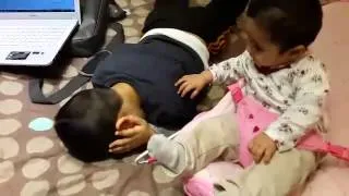Baby laughs at her brother's sneeze