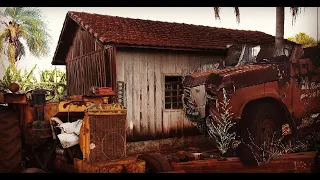 Casa Abandonada Lotada de Caminhões Antigos no Quintal