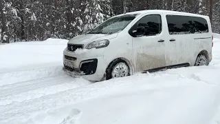 Peugeot Traveller зимой, когда много снега.