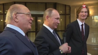 Путин спел под гитару со студентами МГУ