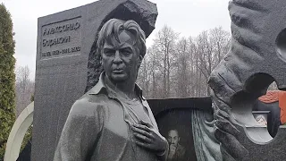 Портрет на могиле Александра Барыкина / сильный дождь ... Троекуровское кладбище  26 марта 2023