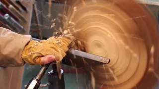 Woodturning a bowl from a green log of wood- Tournage sur bois-bol en bois d'une bûche verte