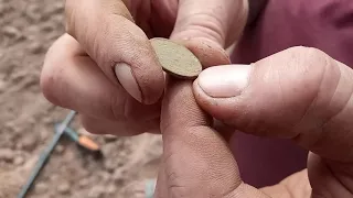 Ищем клад на своем участке. Наши ужасные находки. Нашли старые монеты.