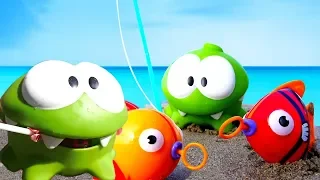 Om Nom Stories: on the beach for kids. Toy videos.