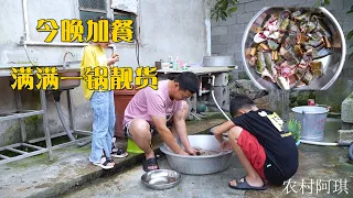 阿琪真豪气，钓到60块一斤的靓货直接开煮，满满一大盘吃着过瘾【农村阿琪】